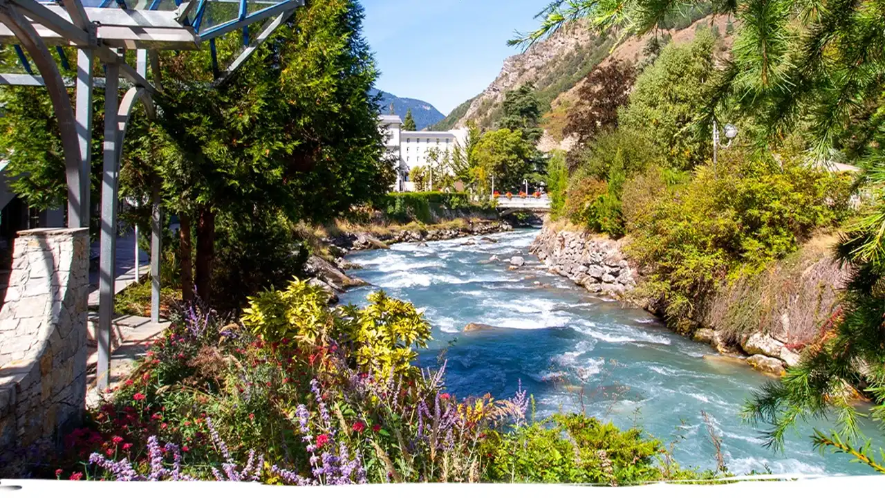 Les Thermes de Brides-les-Bains, Savoie, Cure thermale renommée pour le traitement de l’obésité et des maladies rhumatismales